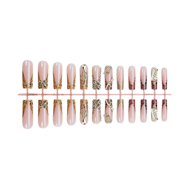 Kunstnagelset mit elegantem Dekor und Glitzer Karnz