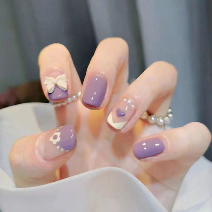 Kunstvolle Nagelkunst mit Glitzer- und Blumenapplikationen Karnz