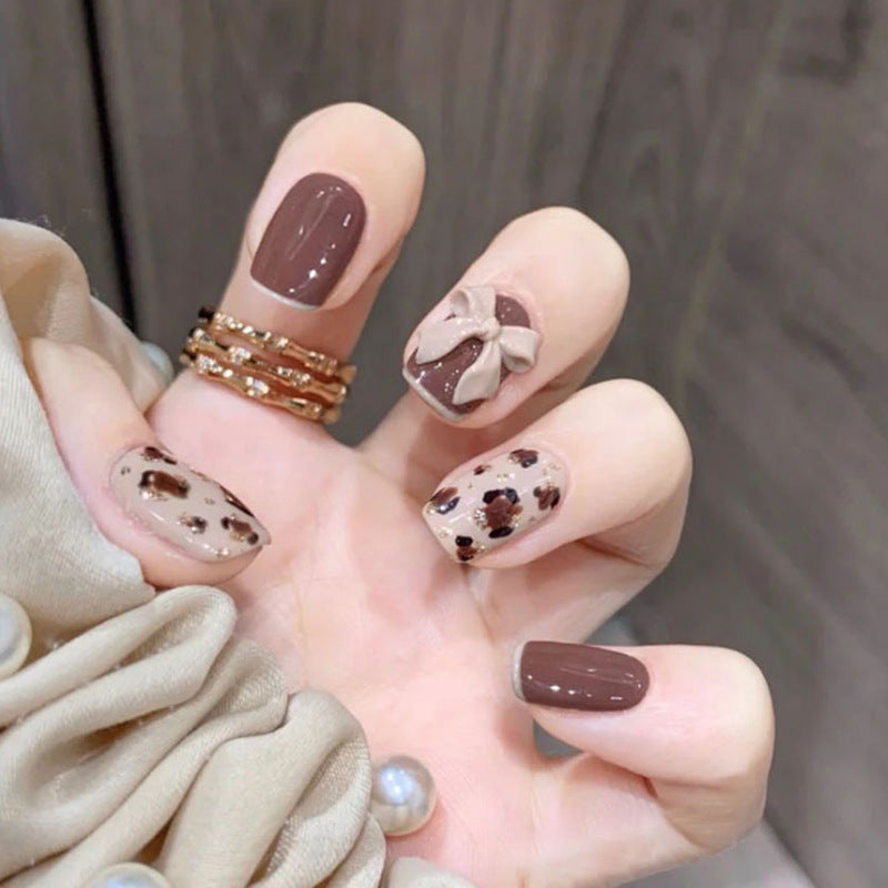 Dekoratives Press-On Nagelkunstset mit Schleifen- und Leopardenmustern