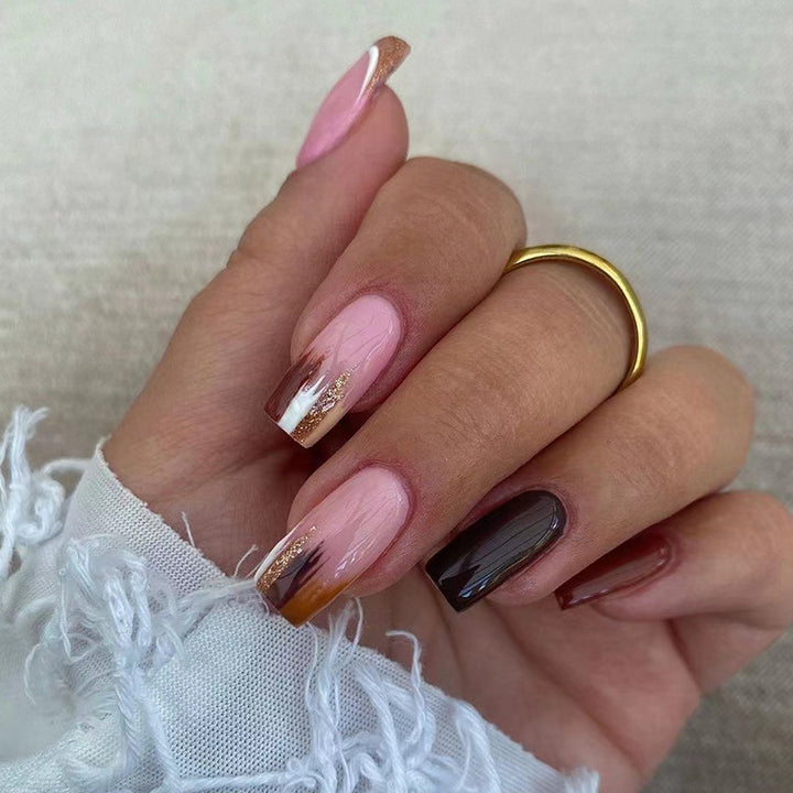 Elegante Künstliche Nagelverlängerungen mit Farbverlauf und Glitzerdetails Karnz