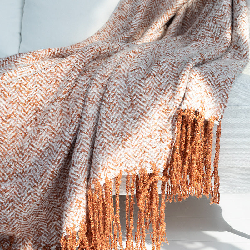Grobgewebte Wohndecke mit Fischgrät‑Jacquard und langen Fransen