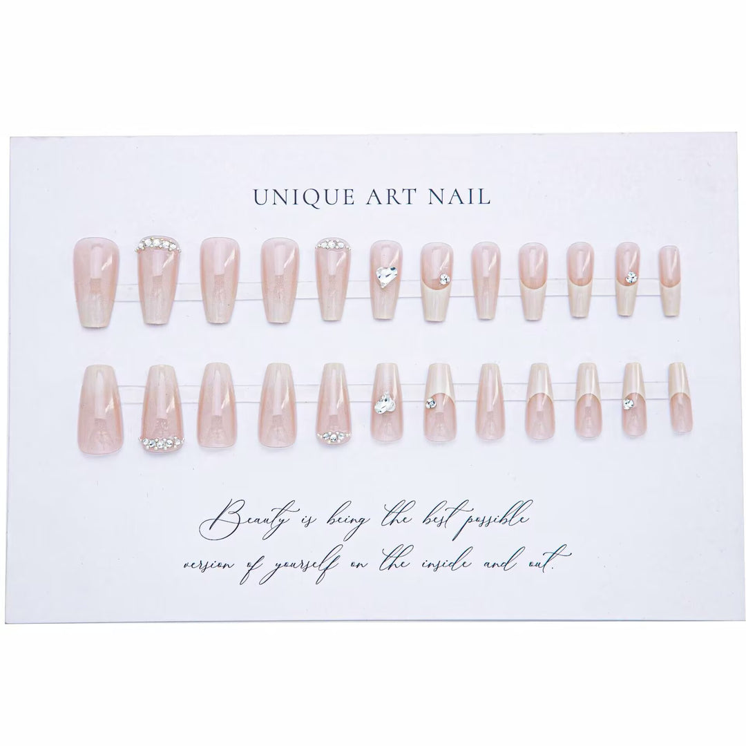 Elegante French Tip Press-On Nagelkunst Karnz