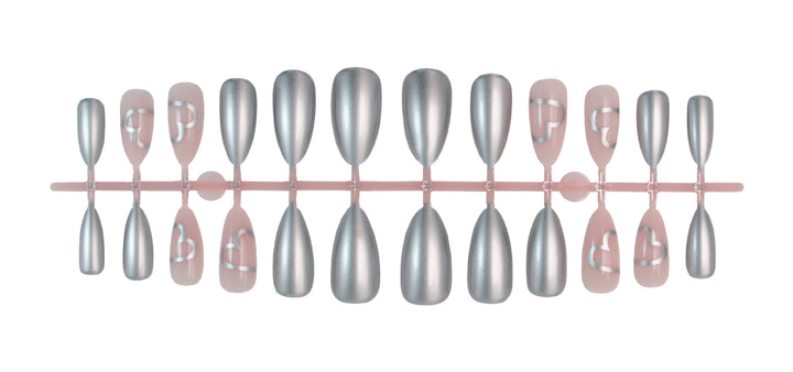 Kunstnagelset mit luxuriösem Silber-Finish und Herzmotiven Karnz