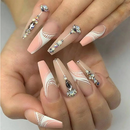Kunstvolle Nagelverlängerungen mit eleganten Verzierungen Karnz