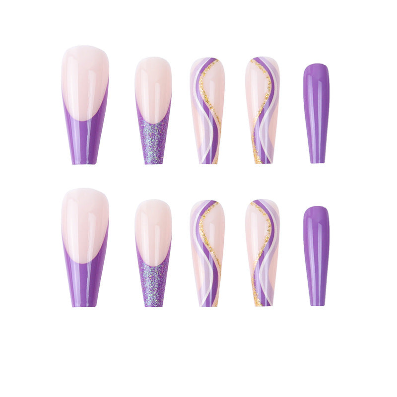 Glamouröse French Tip Stiletto Press-On Nägel dekoriert mit Glitter und goldenen Akzenten Karnz