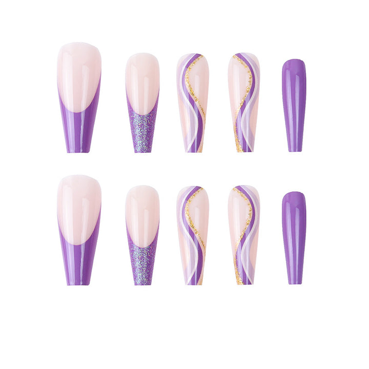 Glamouröse French Tip Stiletto Press-On Nägel dekoriert mit Glitter und goldenen Akzenten Karnz
