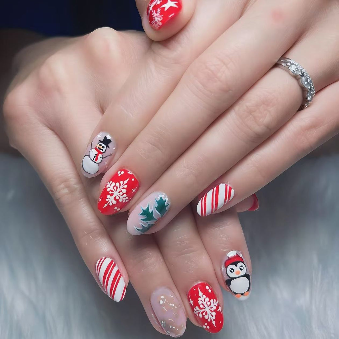 Kunstnagelset mit winterlichen Motiven und glamourösen Weihnachtsdesigns Karnz