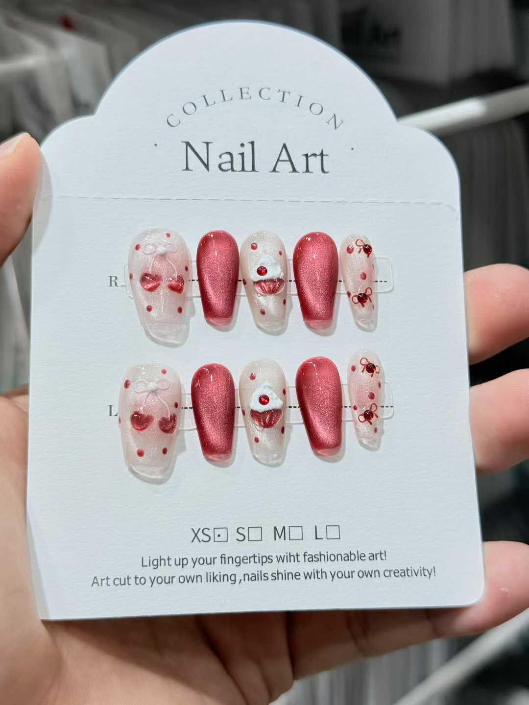 Dekoratives Press-On Nagelkunst-Set mit kreativen Herz- und Glitzerakzenten
