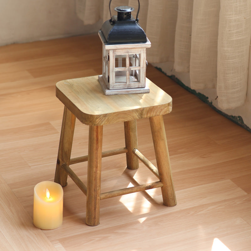 Robuster Hocker aus Massivholz Karnz