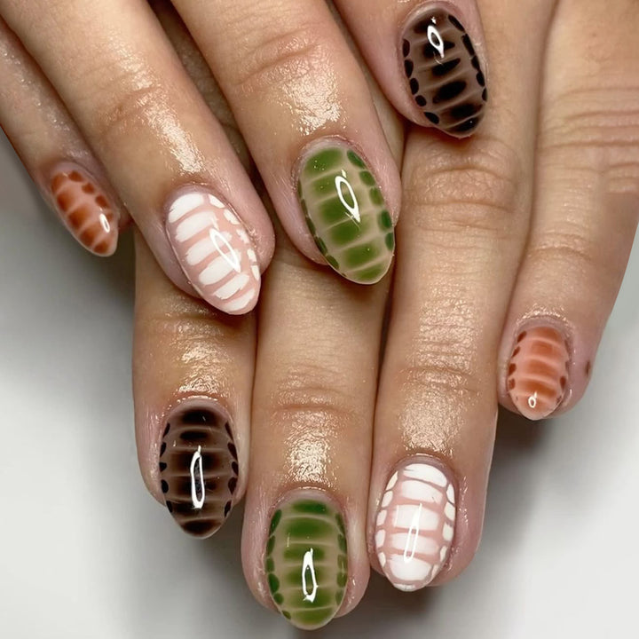 Kunstvolle Nailart mit kreativen Mustern Karnz