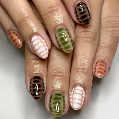 Kunstvolle Nailart mit kreativen Mustern Karnz