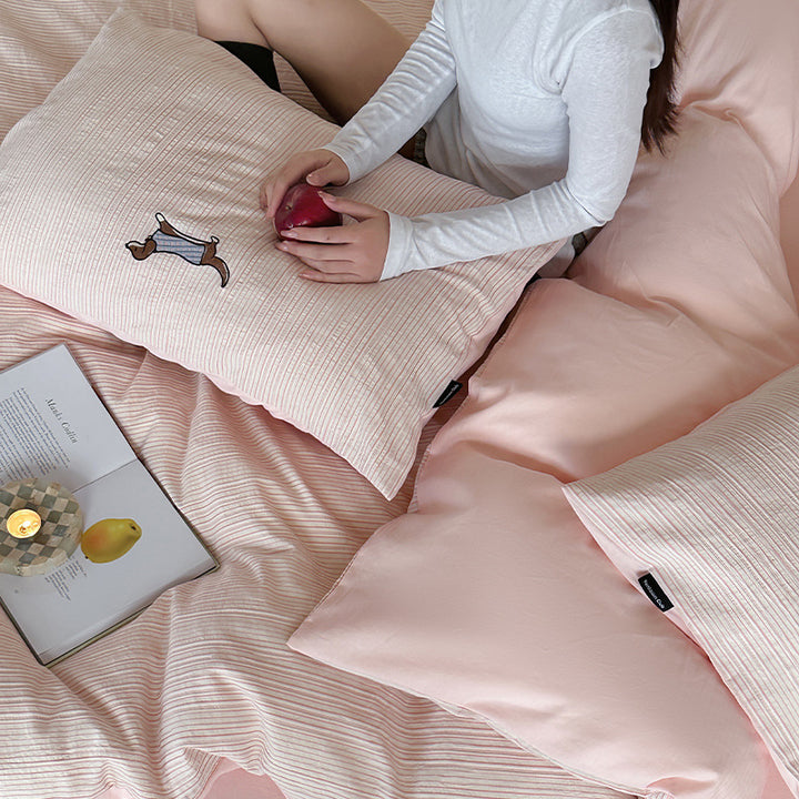 Wendbares strukturiertes Baumwoll-Satin-Bettbezug-Set mit dezenten gestickten Motiven und Kissenbezügen