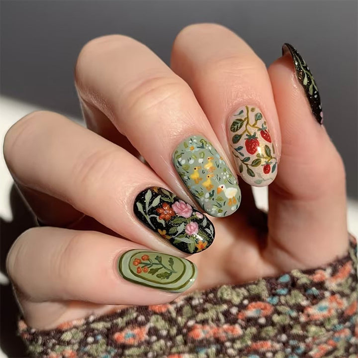 Kunstnagelset mit floralen Motiven und Glitzerakzenten Karnz