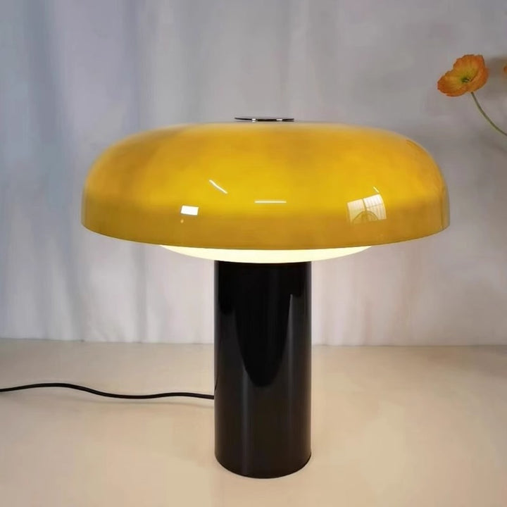 Moderne geschwungene Tischlampe