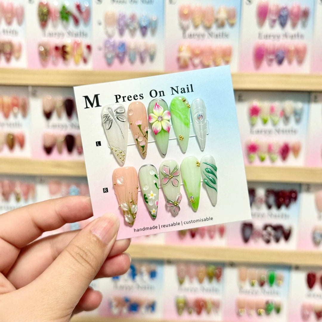 Künstlerisches Blumendesign und mit Edelsteinen verziertes Press-On-Nagelset