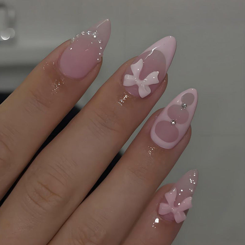 Kunstnagelset mit eleganten 3D-Verzierungen Karnz