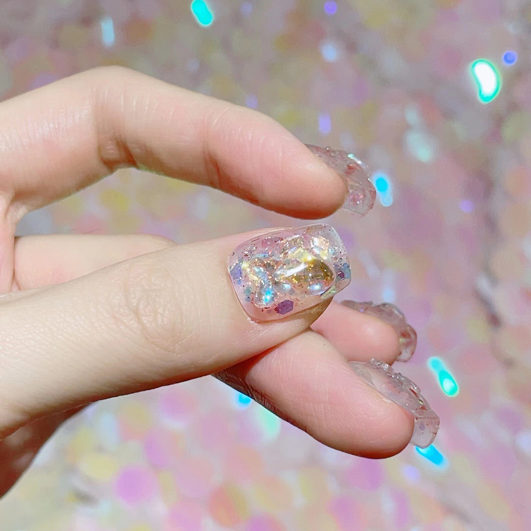 Kunstvolle Nagelspitzen mit Glitzerakzenten Karnz