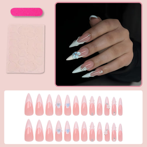 Kunstnagelset mit eleganten Spitzen und floralen Akzenten Karnz