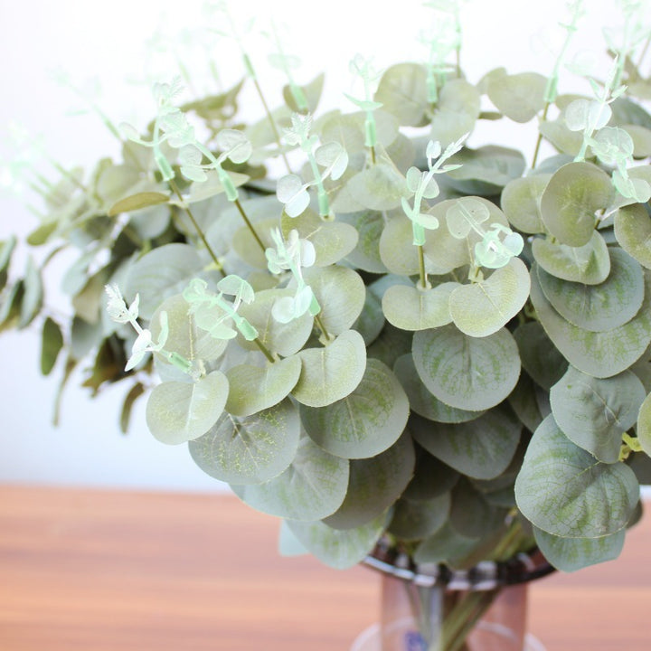 Dekorative Eukalyptus- und Blattarrangement