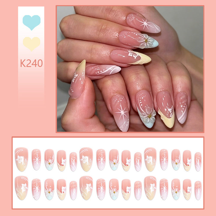 Kunstnagelset mit detailreichen floralen Designs und Glanzakzenten Karnz
