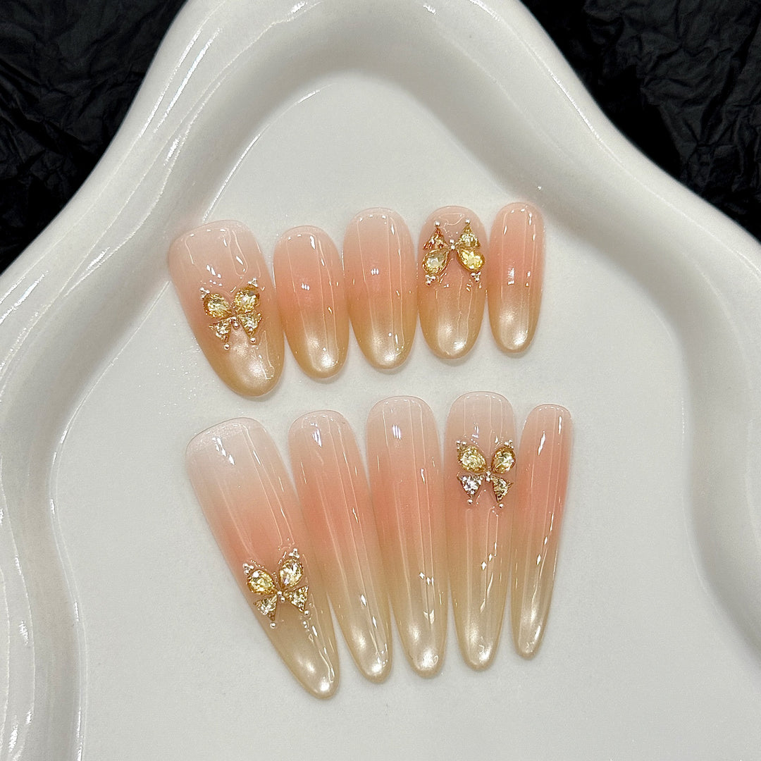 Dekorativer Press-On Nagelset mit Schmuckakzenten