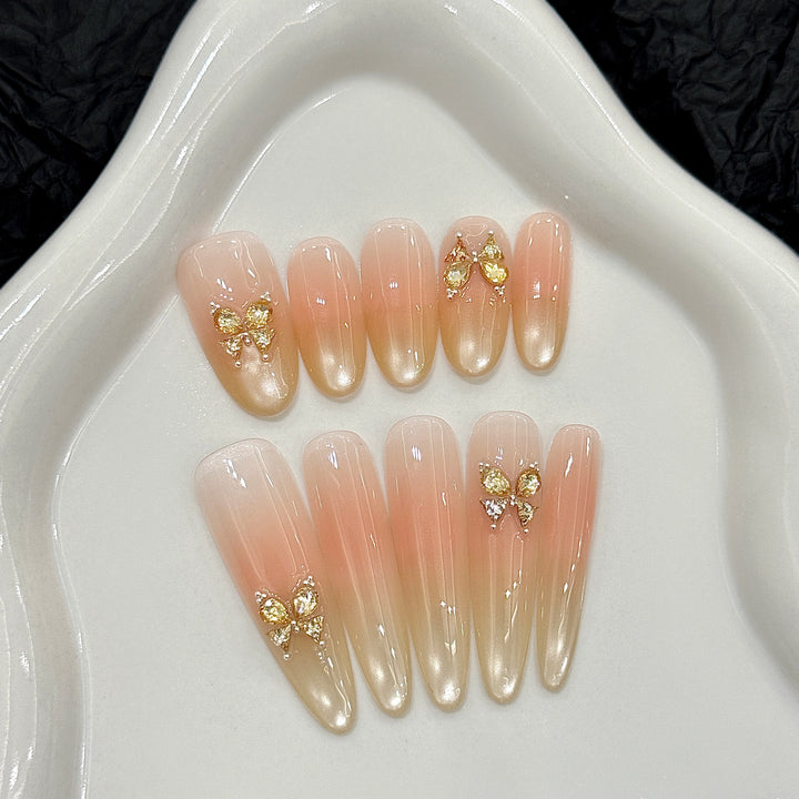 Dekorativer Press-On Nagelset mit Schmuckakzenten