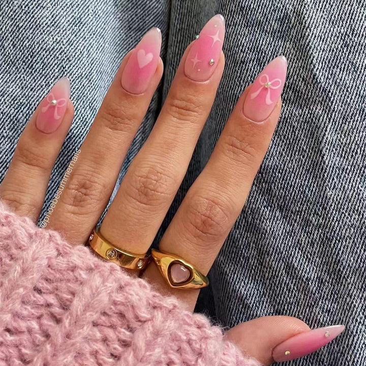 Kunstnagelset mit romantischem Herz-Design und verzierten Akzenten Karnz