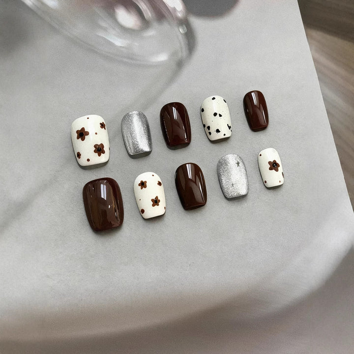 Press-On Nail Art Set mit floralen und metallischen Designs