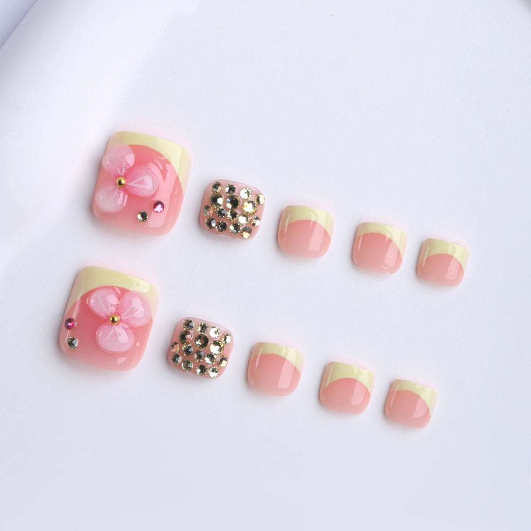 Künstliche Nagelverlängerungen mit Blüten-Design und Glitzerakzenten Karnz