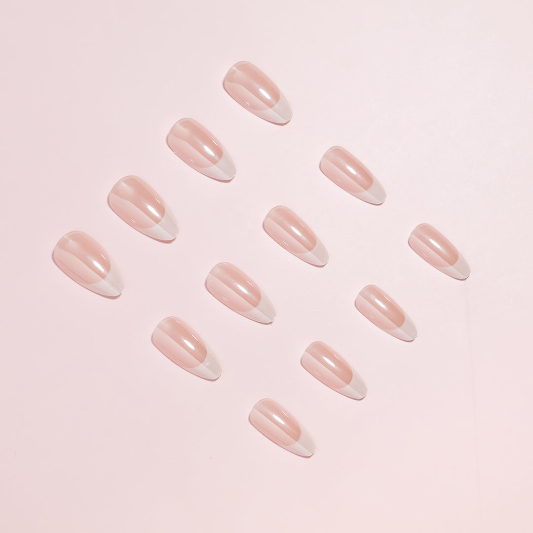 Elegantes French Tip Nagelkunst-Set Karnz