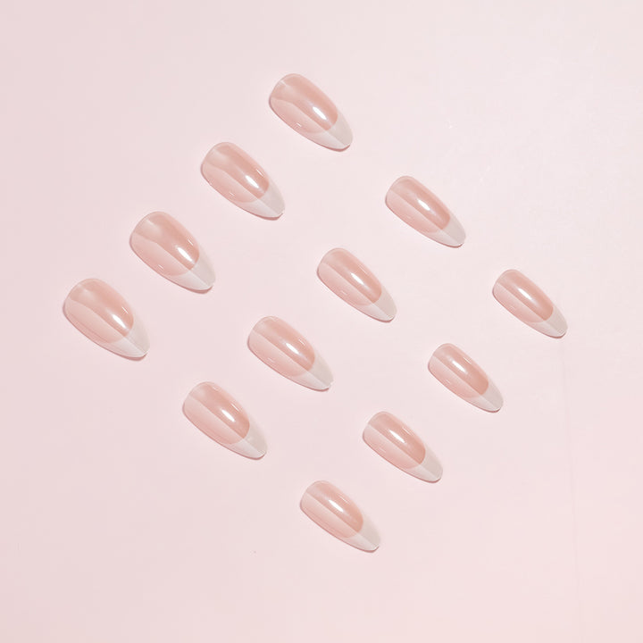 Elegantes French Tip Nagelkunst-Set Karnz