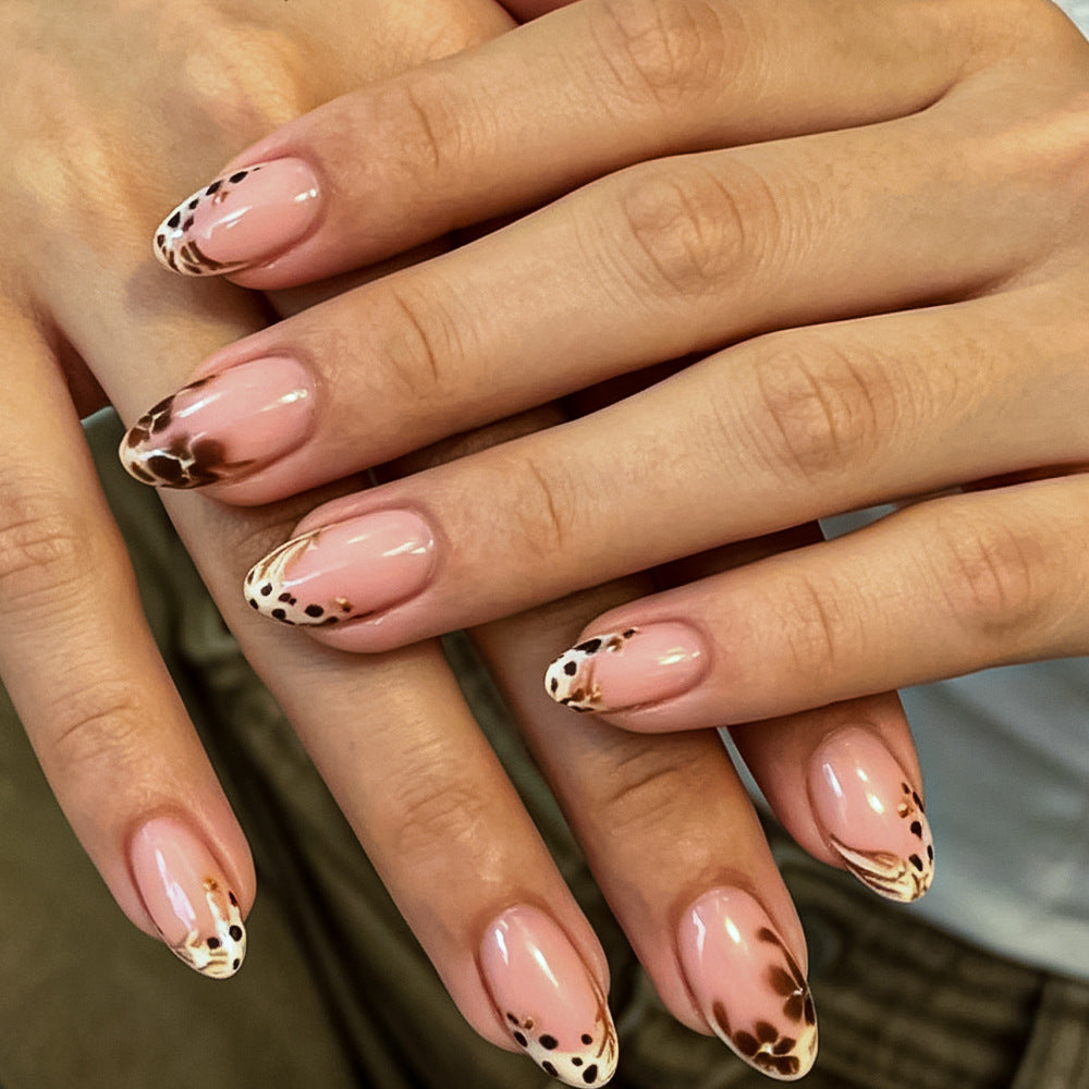 Dekoratives Nagelkunstdesign Karnz
