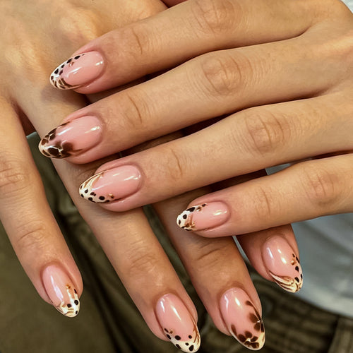 Dekoratives Nagelkunstdesign Karnz