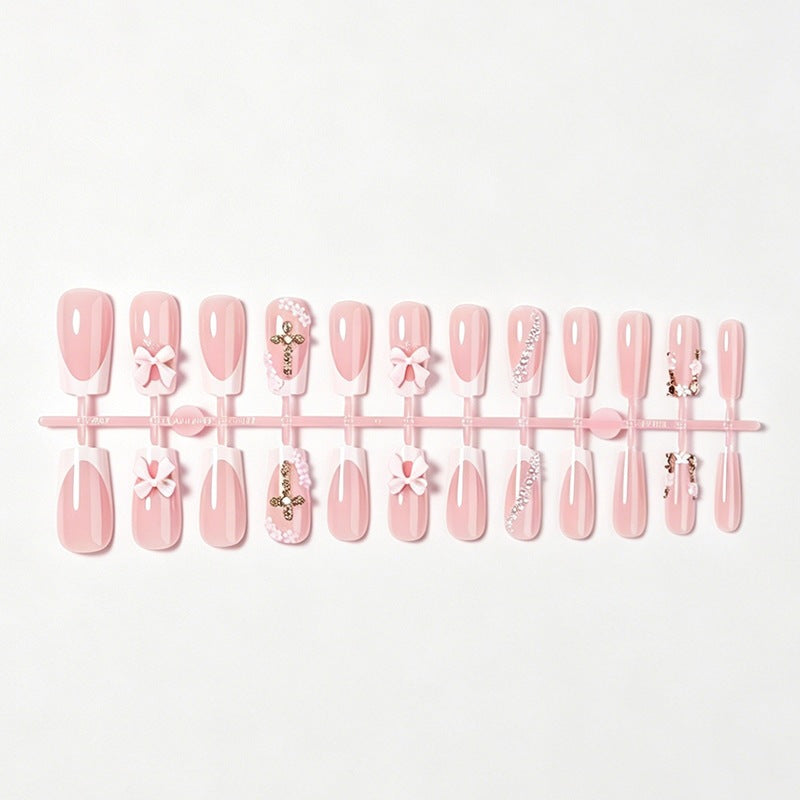 Kunstnagelset mit glamourösen Blüten- und Perlenverzierungen Karnz