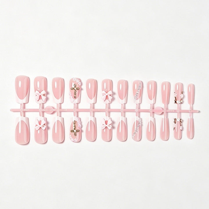 Kunstnagelset mit glamourösen Blüten- und Perlenverzierungen Karnz