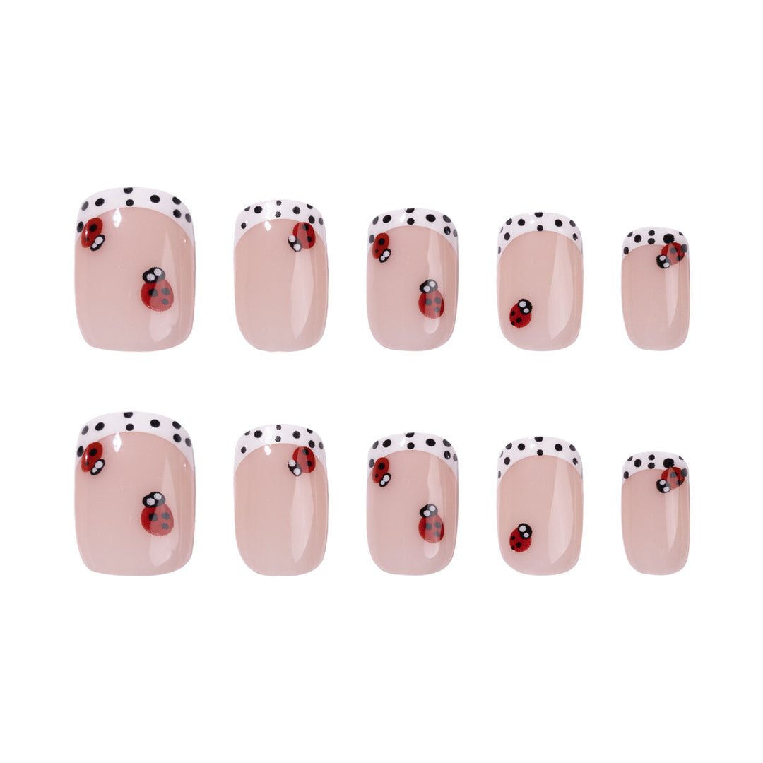 Kunstvolle Nagelkunst mit Marienkäfer-Motiven Karnz