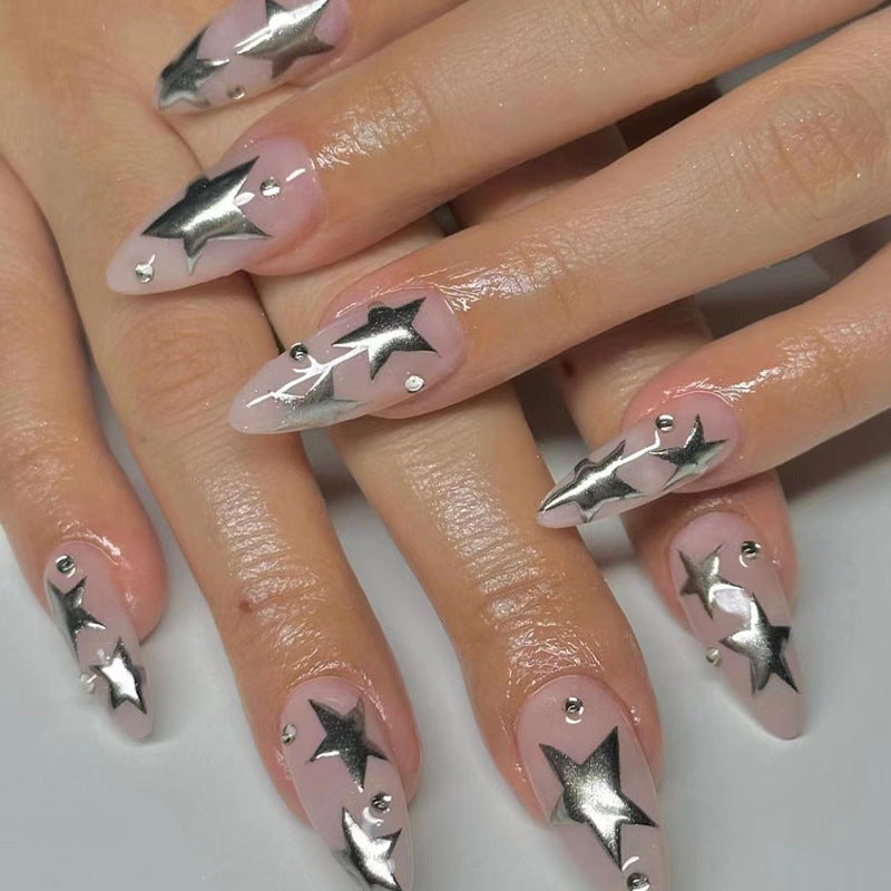Kunstvolle Nagelverlängerungen mit Silberstern-Design Karnz