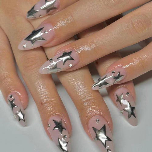 Kunstvolle Nagelverlängerungen mit Silberstern-Design Karnz