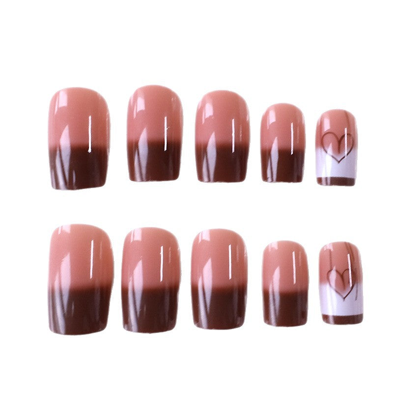 Künstlerisches Herz-verziertes Nageldesign Karnz