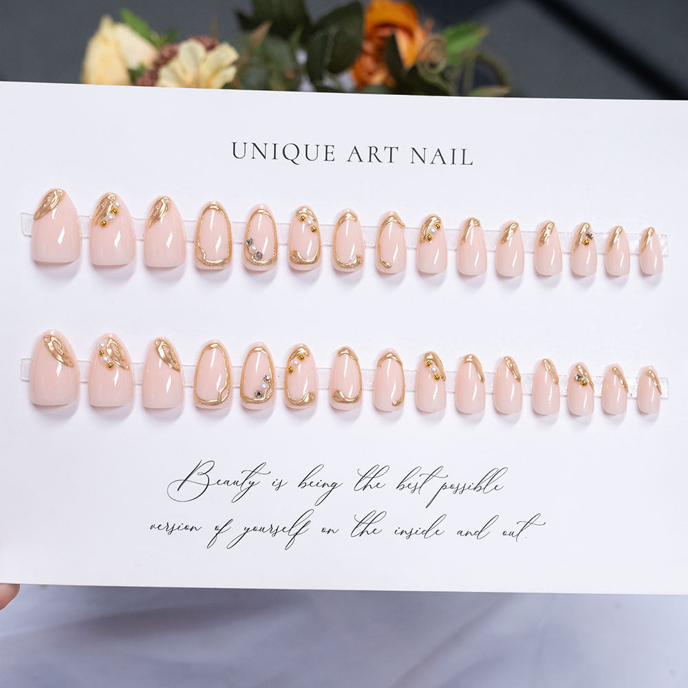 Elegante mit Perlen verzierte Nagelkunst