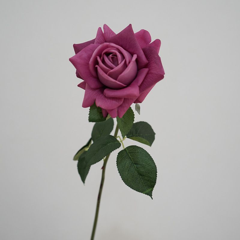 Lebensechter künstlicher Rosenstiel mit grünem Laub