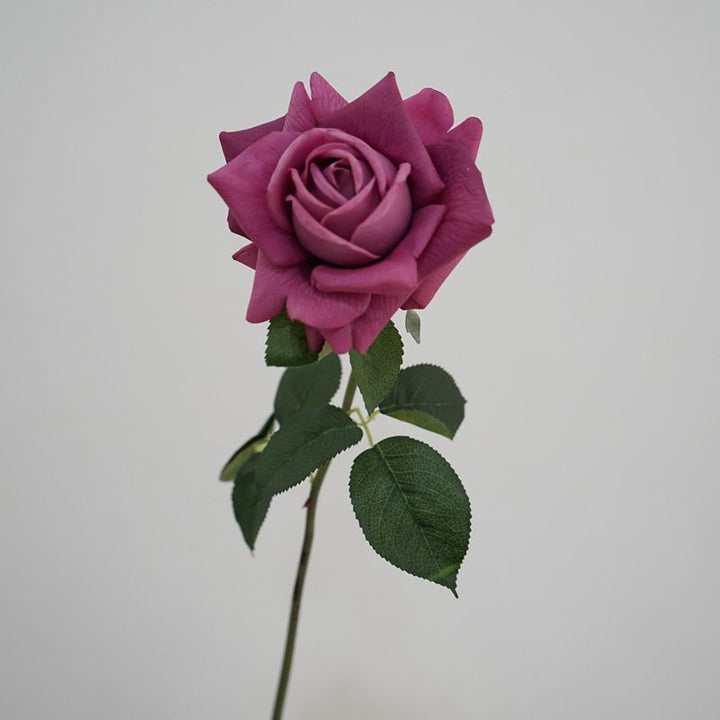 Lebensechter künstlicher Rosenstiel mit grünem Laub