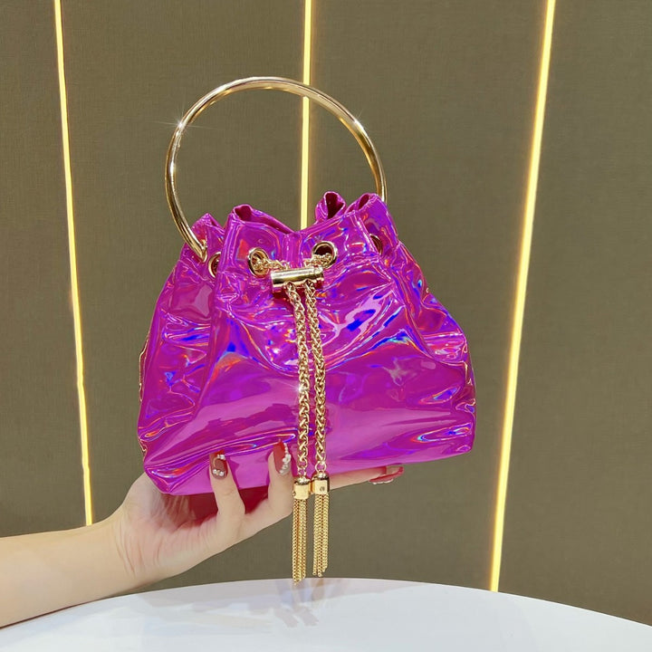 Bucket-Handtasche mit metallischen Details