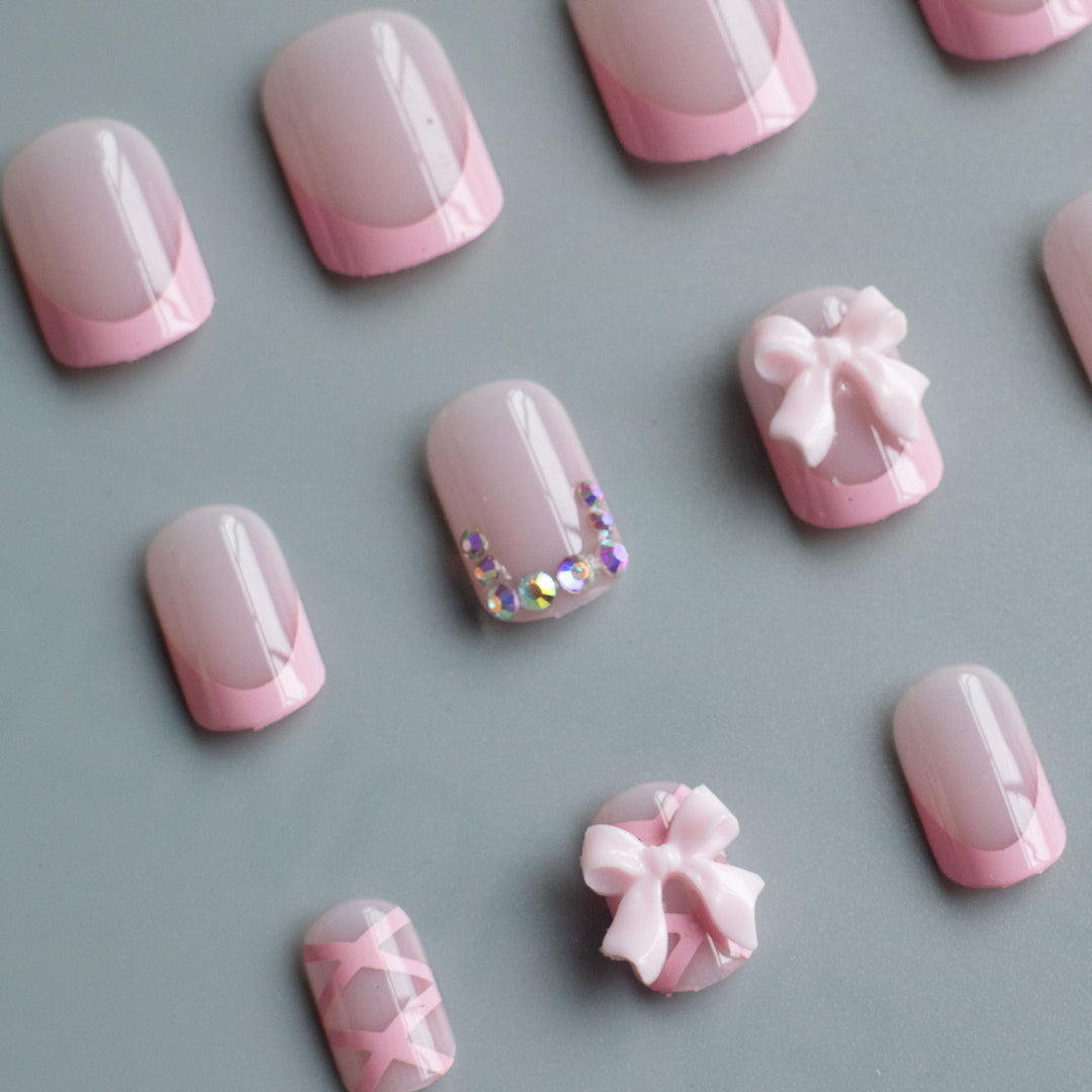 Dekorativer Nagelkunst-Set mit Schleifenakzenten