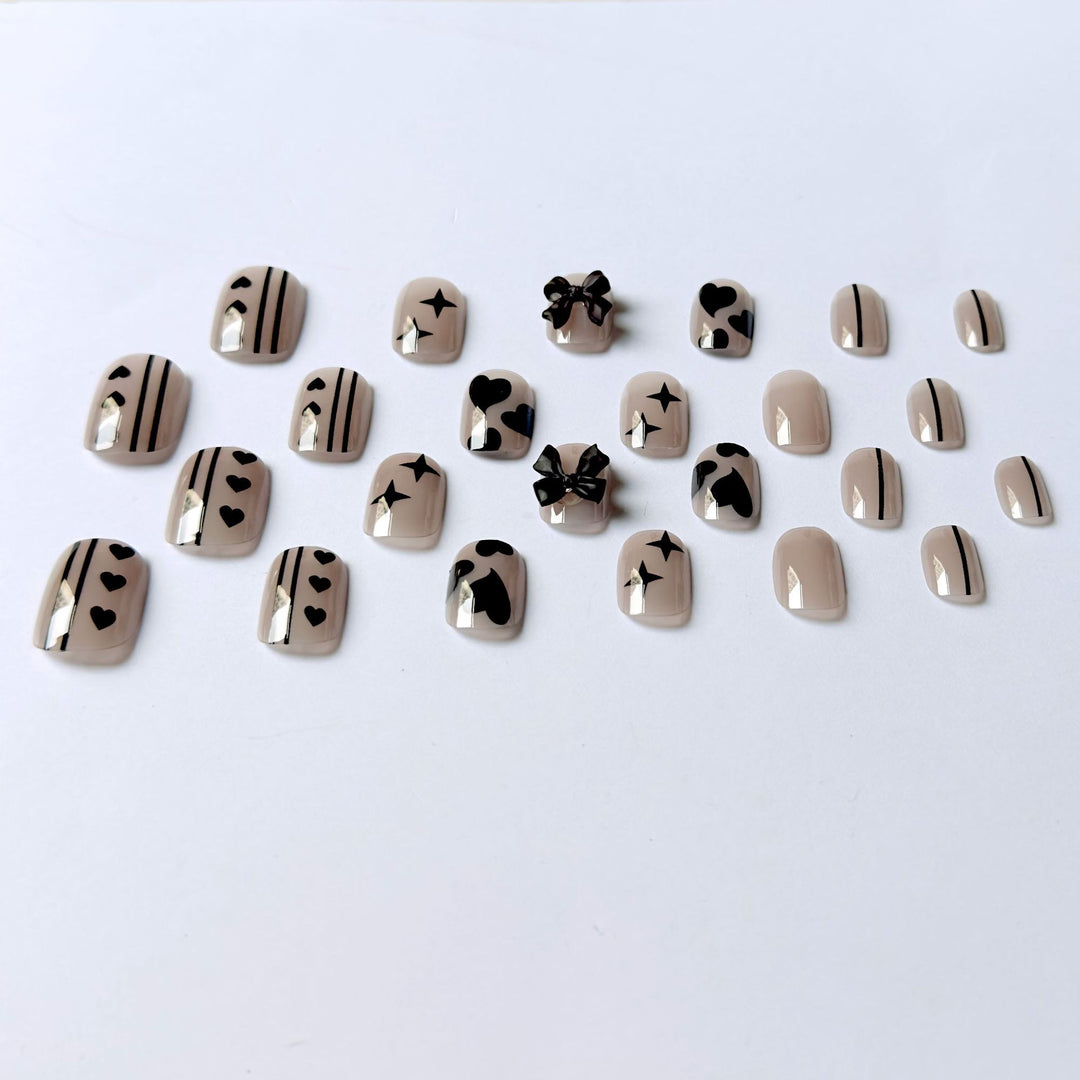 Künstlerisches Nageldesign-Kit mit Schleifenakzenten
