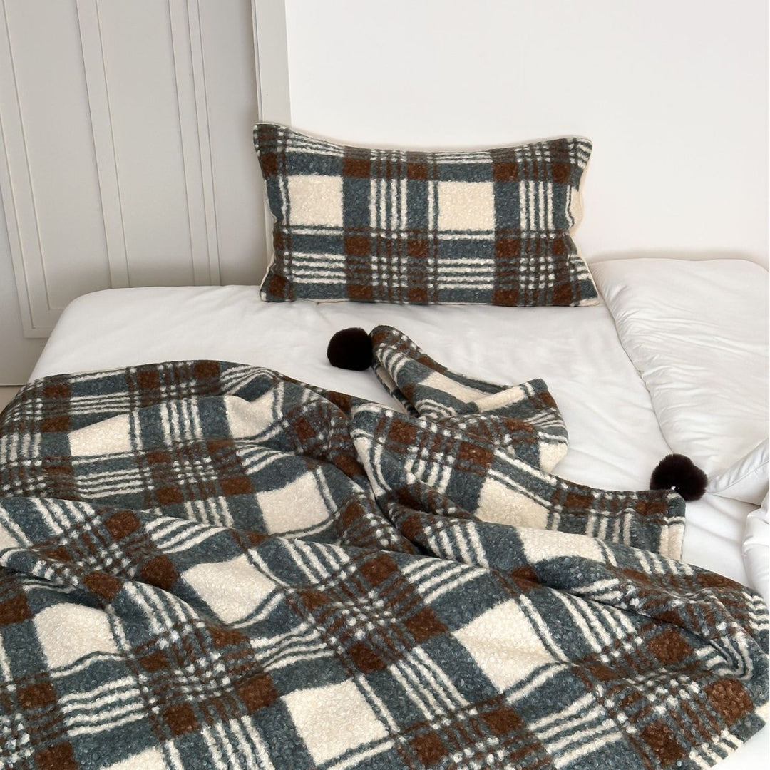 Große kuschelige Wohndecke im Nordic-Boho-Muster mit Pompon-Quasten
