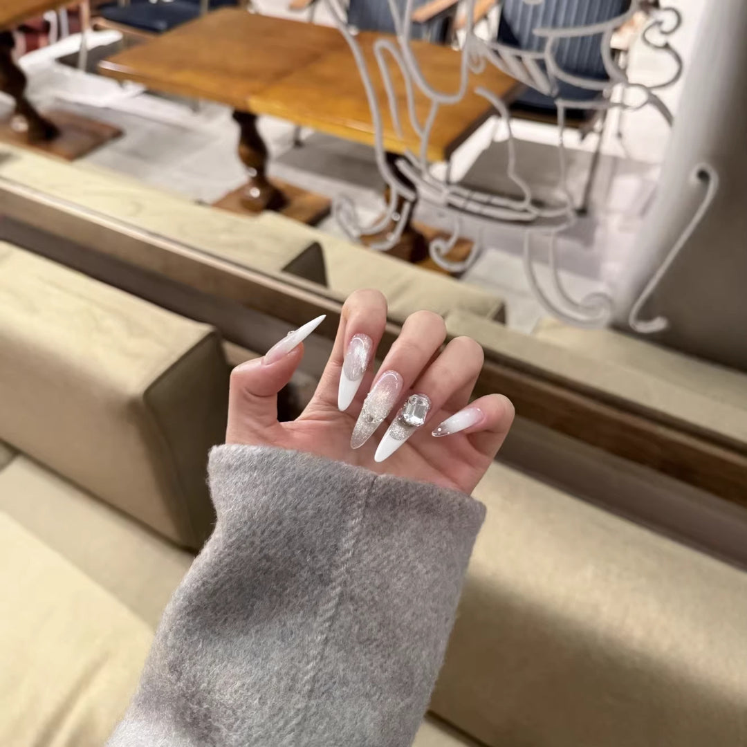 Premium French Tip Nagelverlängerungen mit Kristallakzenten