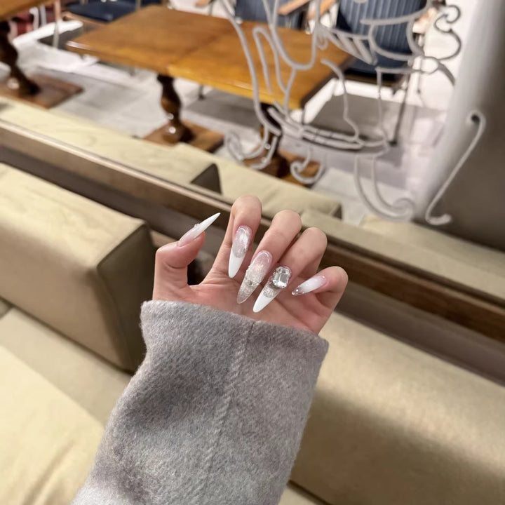Premium French Tip Nagelverlängerungen mit Kristallakzenten