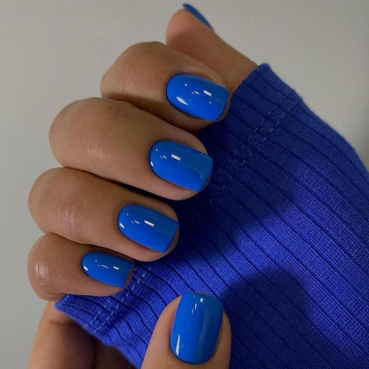 Kunstnagelset mit luxuriösen und glanzvollen blauen Designs Karnz