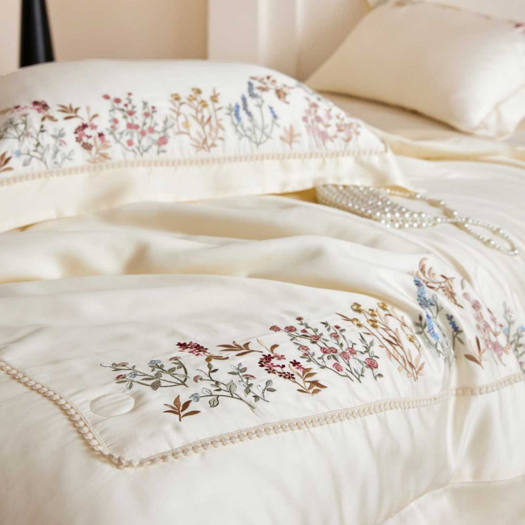 Exklusive Satin-Bettwäschegarnitur mit feiner Blumenstickerei und seidigem Finish